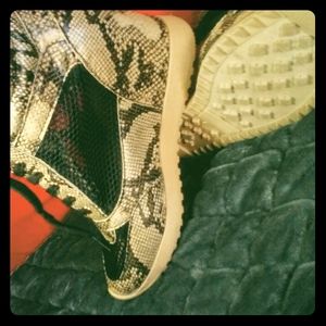 Snake skin heel shoes